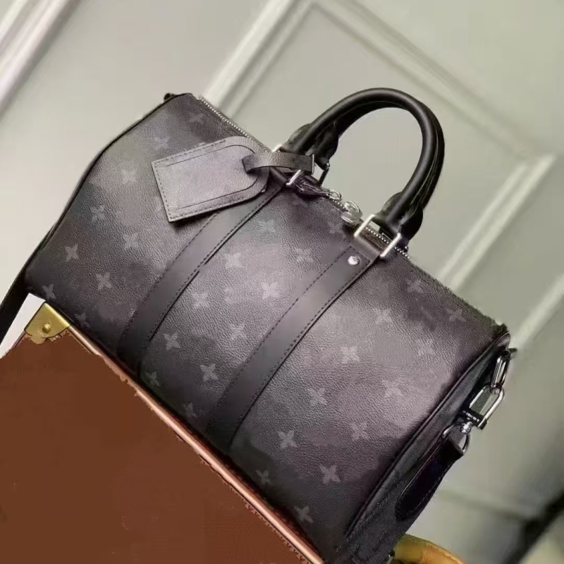Putna torba cilindričnog oblika, od prave kože, prozračna i vodootporna; kapacitet 36–55 L; unutarnja podstava od platna; unisex; stil: novi nacionalni trend; pogodna za rekreativna putovanja.
