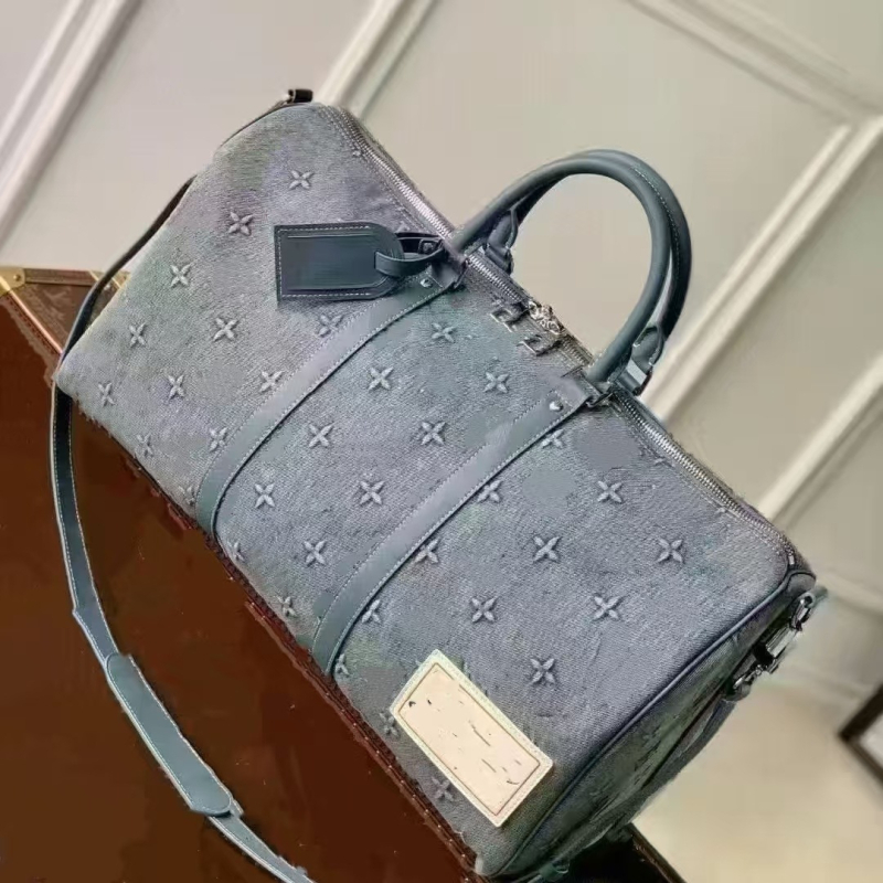 Putna torba cilindričnog oblika, od prave kože, prozračna i vodootporna; kapacitet 36–55 L; unutarnja podstava od platna; unisex; stil: novi nacionalni trend; pogodna za rekreativna putovanja.
