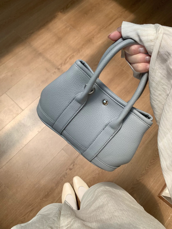 Ženska crossbody torbica u urbanom minimalističkom stilu od PU kože, magnetno zatvaranje i džep za telefon