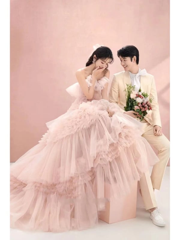 Organza anyagú esküvői ruha, pánt nélküli, ujj nélküli, magas derék, rövid uszály