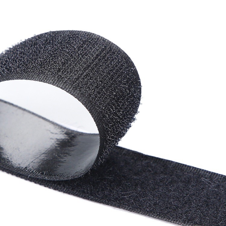 Bandă Velcro adezivă, dublu- față, din amestec nylon-poliester, cu bază adezivă, pentru plase de ferestre și perdele