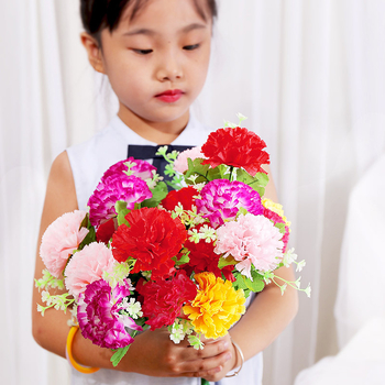 Ръчно държан букет от изкуствени карамфили: пластмасови и коприна цветя; материал: пластмаса и коприна; процес: стилизиране, релеф, инжекционно формоване; форма: букет; предназначение: декорация, реквизит за фотография, домашна украса