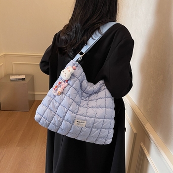Torbica od tkanine s plisama nalik oblaku, crossbody stil, velika zapremina, zatvarač, vertikalni četverokutni oblik, unutarnji džep sa zipom i džep za telefon