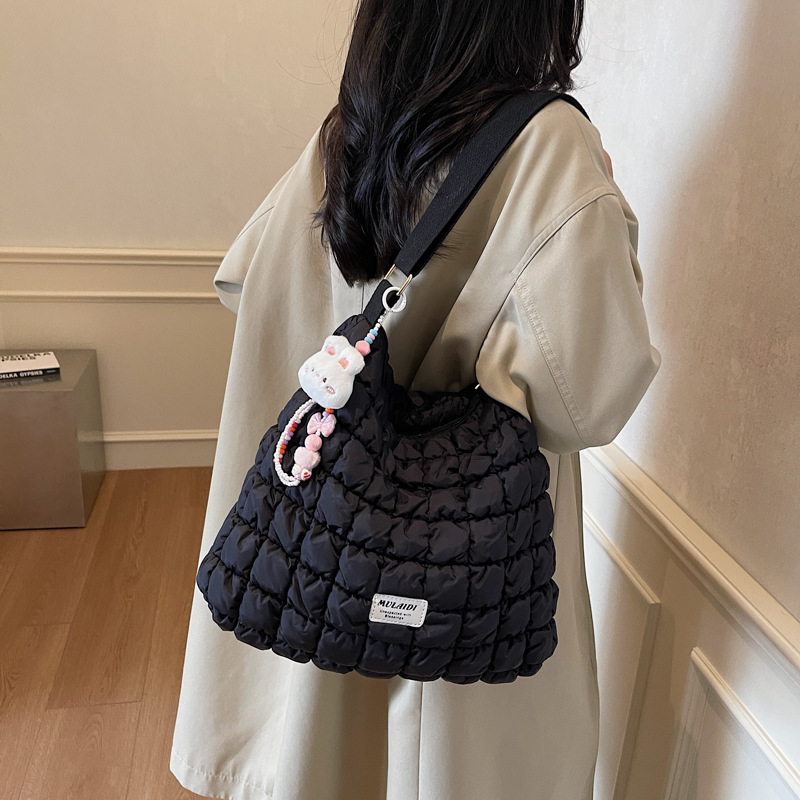 Torbica od tkanine s plisama nalik oblaku, crossbody stil, velika zapremina, zatvarač, vertikalni četverokutni oblik, unutarnji džep sa zipom i džep za telefon