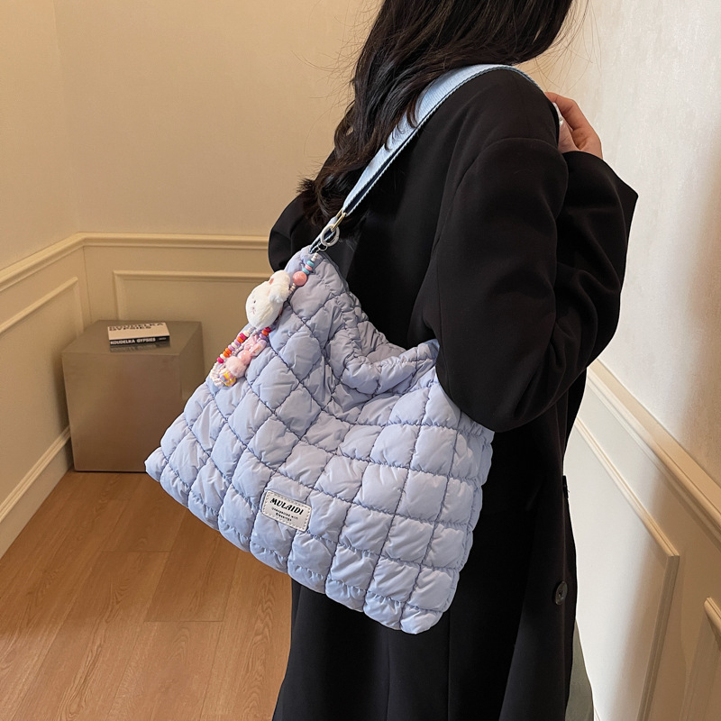 Torbica od tkanine s plisama nalik oblaku, crossbody stil, velika zapremina, zatvarač, vertikalni četverokutni oblik, unutarnji džep sa zipom i džep za telefon
