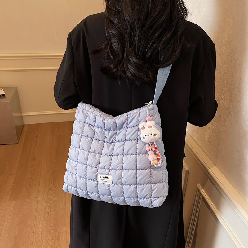 Torbica od tkanine s plisama nalik oblaku, crossbody stil, velika zapremina, zatvarač, vertikalni četverokutni oblik, unutarnji džep sa zipom i džep za telefon