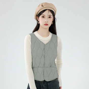 Найлонова жилетка без ръкави с пухов пълнеж, тясна кройка, V-образно деколте, къс модел, ромбов десен, зима 2025