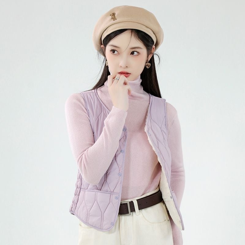 Найлонова жилетка без ръкави с пухов пълнеж, тясна кройка, V-образно деколте, къс модел, ромбов десен, зима 2025