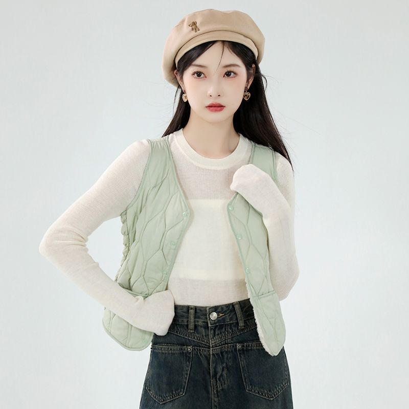 Найлонова жилетка без ръкави с пухов пълнеж, тясна кройка, V-образно деколте, къс модел, ромбов десен, зима 2025