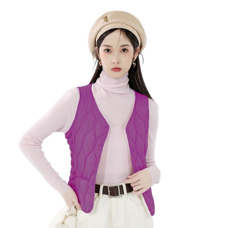 Найлонова жилетка без ръкави с пухов пълнеж, тясна кройка, V-образно деколте, къс модел, ромбов десен, зима 2025