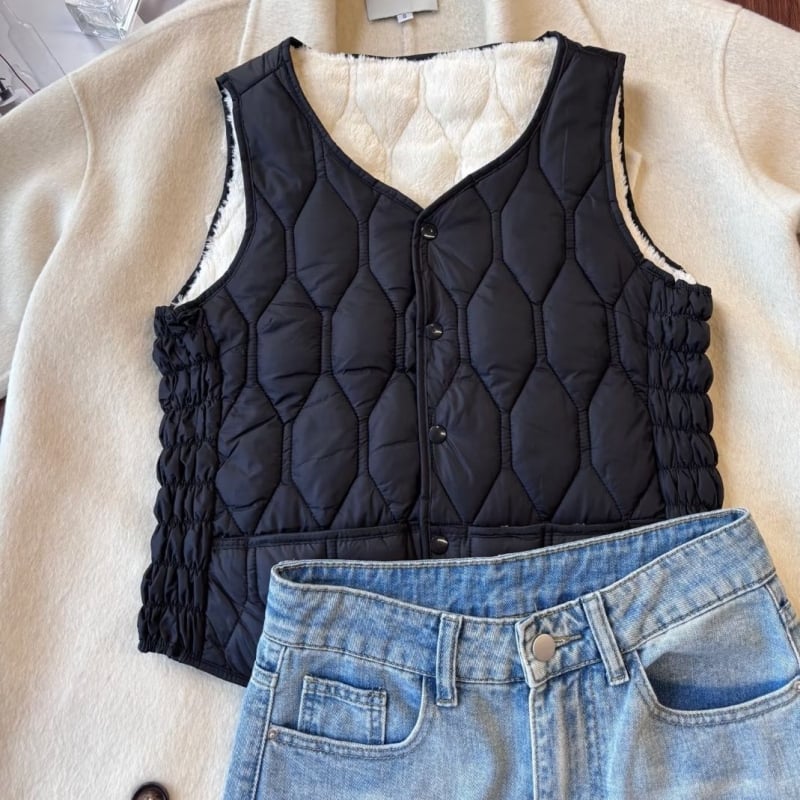 Найлонова жилетка без ръкави с пухов пълнеж, тясна кройка, V-образно деколте, къс модел, ромбов десен, зима 2025
