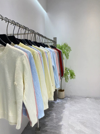 Кардиган с флорална бродерия, кашмирено‑вълнен микс, свободен силует, кръгло деколте, дълги ръкави