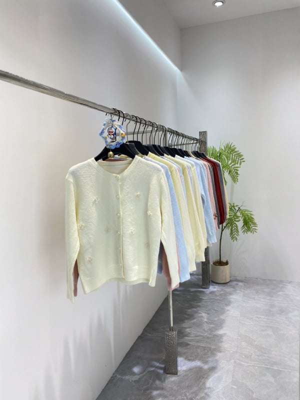 Кардиган с флорална бродерия, кашмирено‑вълнен микс, свободен силует, кръгло деколте, дълги ръкави