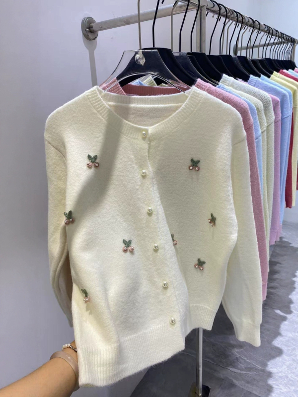 Кардиган с флорална бродерия, кашмирено‑вълнен микс, свободен силует, кръгло деколте, дълги ръкави