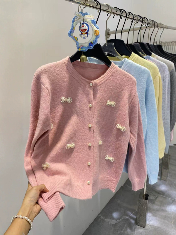 Кардиган с флорална бродерия, кашмирено‑вълнен микс, свободен силует, кръгло деколте, дълги ръкави