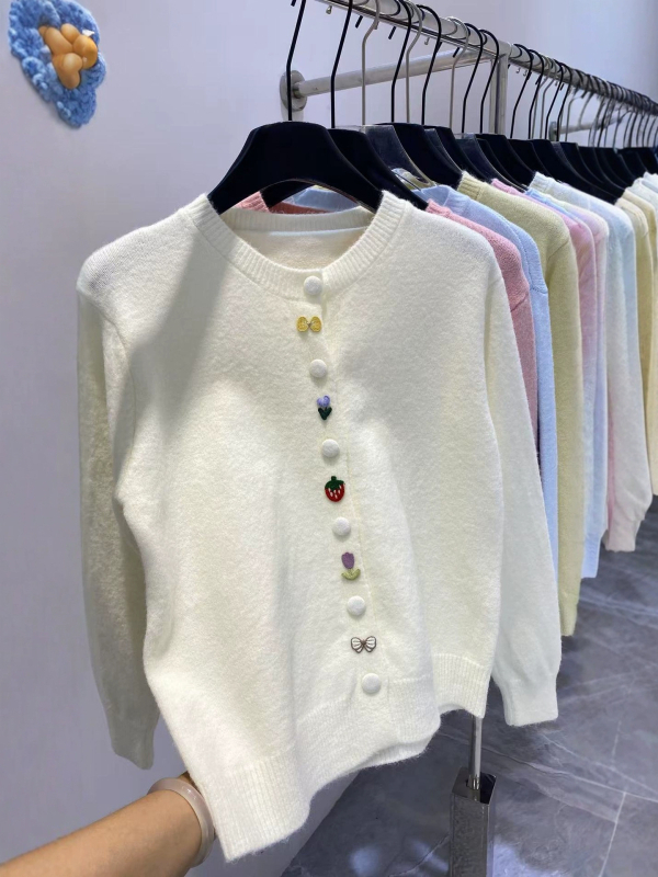 Кардиган с флорална бродерия, кашмирено‑вълнен микс, свободен силует, кръгло деколте, дълги ръкави