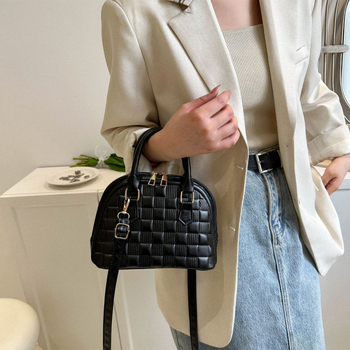 Női kagyló alakú táska műbőrből, keresztpántos, egy vállra hordható, gravírozott rácsmintás, cipzáras zárás, poliészter bélés, dokumentumok zseb, modell HJ9056, Winter 2025 kiadás