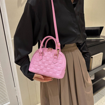 Női kagyló alakú táska műbőrből, keresztpántos, egy vállra hordható, gravírozott rácsmintás, cipzáras zárás, poliészter bélés, dokumentumok zseb, modell HJ9056, Winter 2025 kiadás