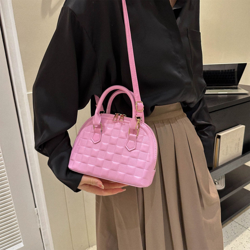 Női kagyló alakú táska műbőrből, keresztpántos, egy vállra hordható, gravírozott rácsmintás, cipzáras zárás, poliészter bélés, dokumentumok zseb, modell HJ9056, Winter 2025 kiadás