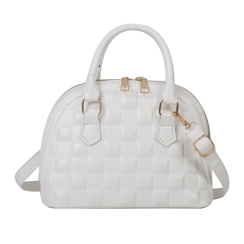 Női kagyló alakú táska műbőrből, keresztpántos, egy vállra hordható, gravírozott rácsmintás, cipzáras zárás, poliészter bélés, dokumentumok zseb, modell HJ9056, Winter 2025 kiadás