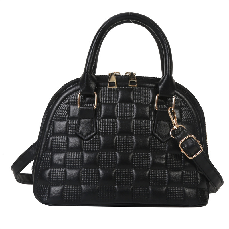 Női kagyló alakú táska műbőrből, keresztpántos, egy vállra hordható, gravírozott rácsmintás, cipzáras zárás, poliészter bélés, dokumentumok zseb, modell HJ9056, Winter 2025 kiadás