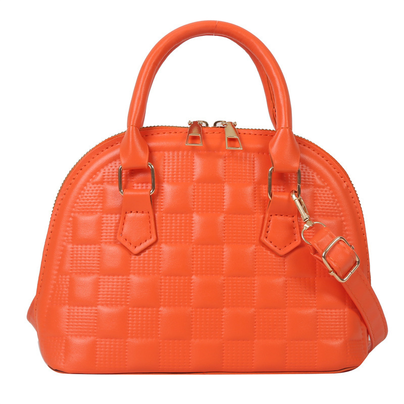 Női kagyló alakú táska műbőrből, keresztpántos, egy vállra hordható, gravírozott rácsmintás, cipzáras zárás, poliészter bélés, dokumentumok zseb, modell HJ9056, Winter 2025 kiadás