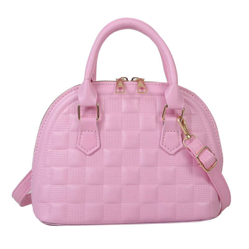 Női kagyló alakú táska műbőrből, keresztpántos, egy vállra hordható, gravírozott rácsmintás, cipzáras zárás, poliészter bélés, dokumentumok zseb, modell HJ9056, Winter 2025 kiadás