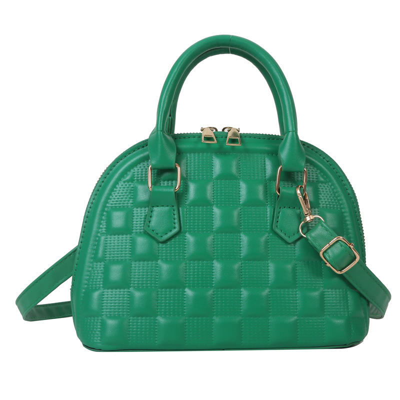 Női kagyló alakú táska műbőrből, keresztpántos, egy vállra hordható, gravírozott rácsmintás, cipzáras zárás, poliészter bélés, dokumentumok zseb, modell HJ9056, Winter 2025 kiadás