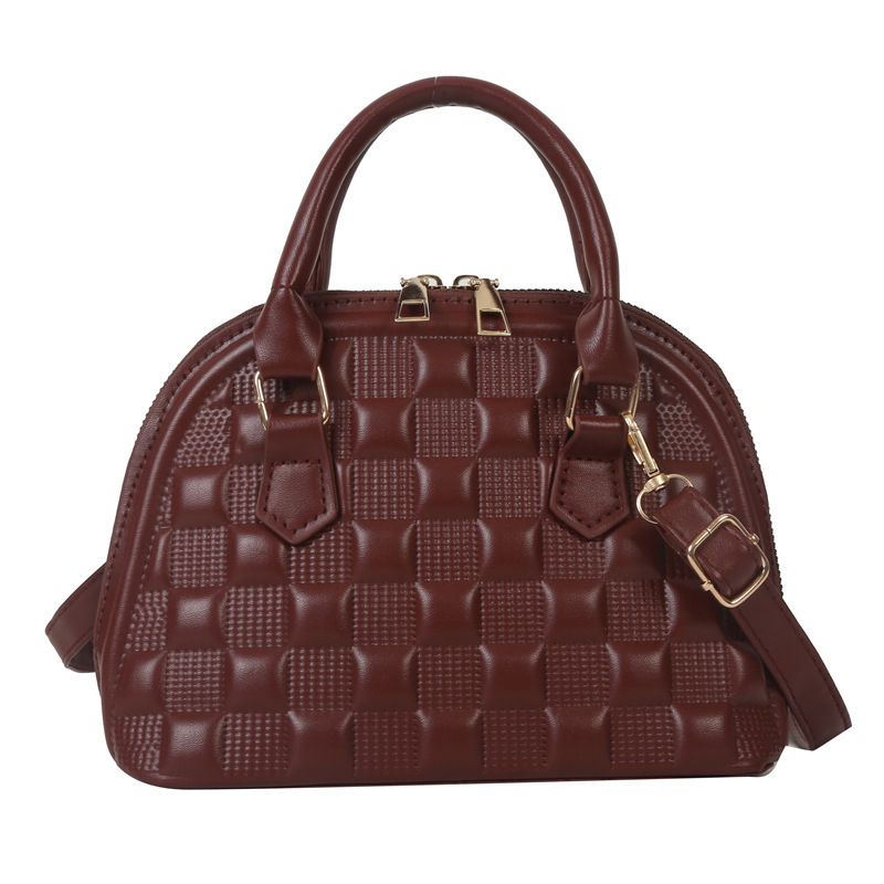 Női kagyló alakú táska műbőrből, keresztpántos, egy vállra hordható, gravírozott rácsmintás, cipzáras zárás, poliészter bélés, dokumentumok zseb, modell HJ9056, Winter 2025 kiadás