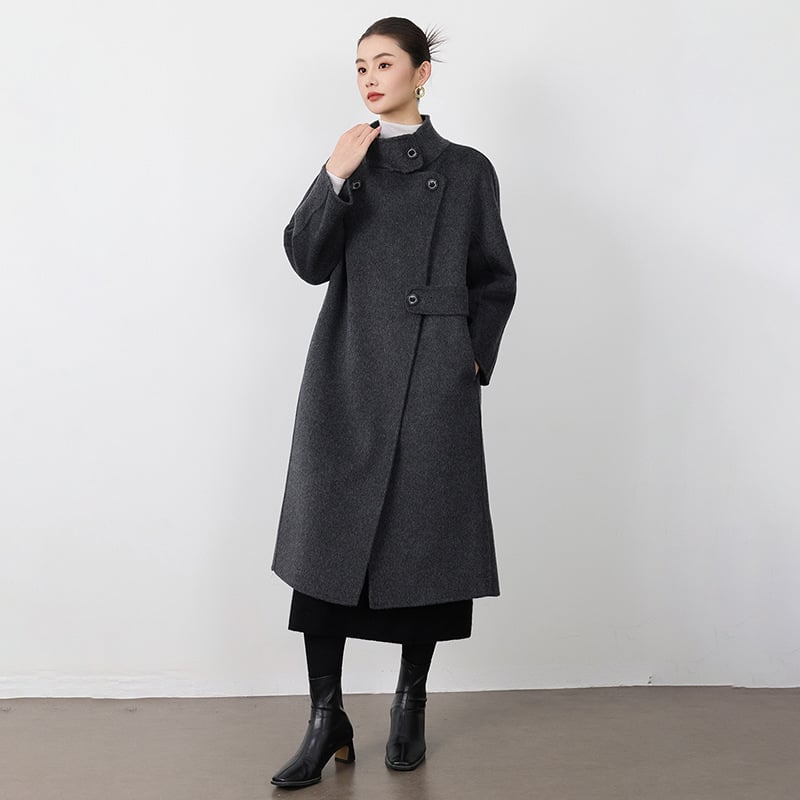 Női gyapjúkabát álló gallérral, hosszú fazon, rendkívül vastag gyapjú, elöl fűzős zárás, egyszínű
