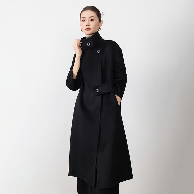 Női gyapjúkabát álló gallérral, hosszú fazon, rendkívül vastag gyapjú, elöl fűzős zárás, egyszínű