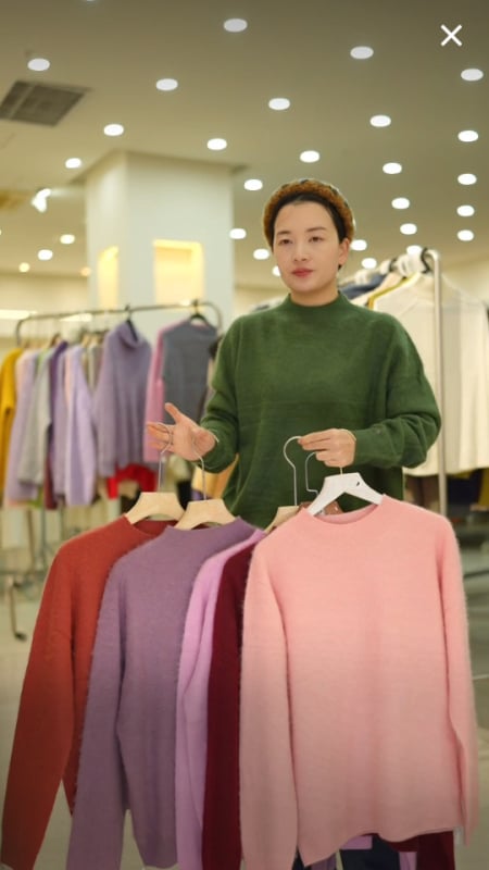 Gyapjú pulóver kerek nyakúval, hosszú ujjú, elegáns városi stílus, őszi 2025