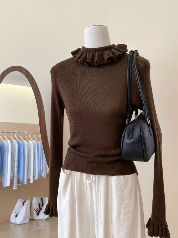 Pulover od smjese vune, slim kroj, ovratnik u obliku lišća lotosa, rukavi zvonastog kroja, obična duljina (50–65 cm)