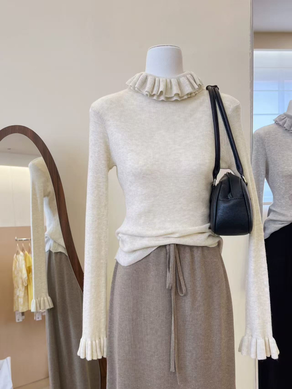 Pulover od smjese vune, slim kroj, ovratnik u obliku lišća lotosa, rukavi zvonastog kroja, obična duljina (50–65 cm)