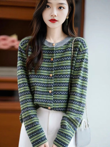 Kardigán pulóver, kerek nyakú, hosszú ujjú, laza szabás, kockás kötött minta