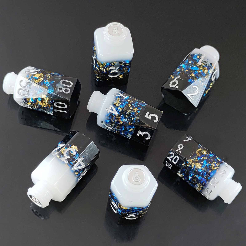 D20 kockák gyantából – elixír üvegben D&D és RPG játékokhoz