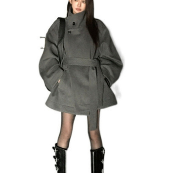 Női gyapjúkabát magas gallérral, lazán eső, hosszú ujjú, egysoros záródás, kétszínű bársonyos szövet