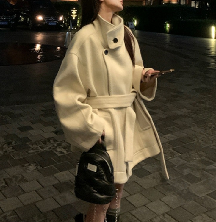 Női gyapjúkabát magas gallérral, lazán eső, hosszú ujjú, egysoros záródás, kétszínű bársonyos szövet