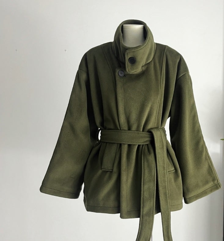 Női gyapjúkabát magas gallérral, lazán eső, hosszú ujjú, egysoros záródás, kétszínű bársonyos szövet