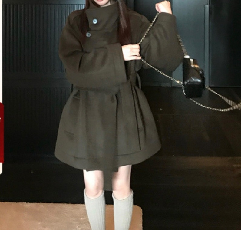 Női gyapjúkabát magas gallérral, lazán eső, hosszú ujjú, egysoros záródás, kétszínű bársonyos szövet