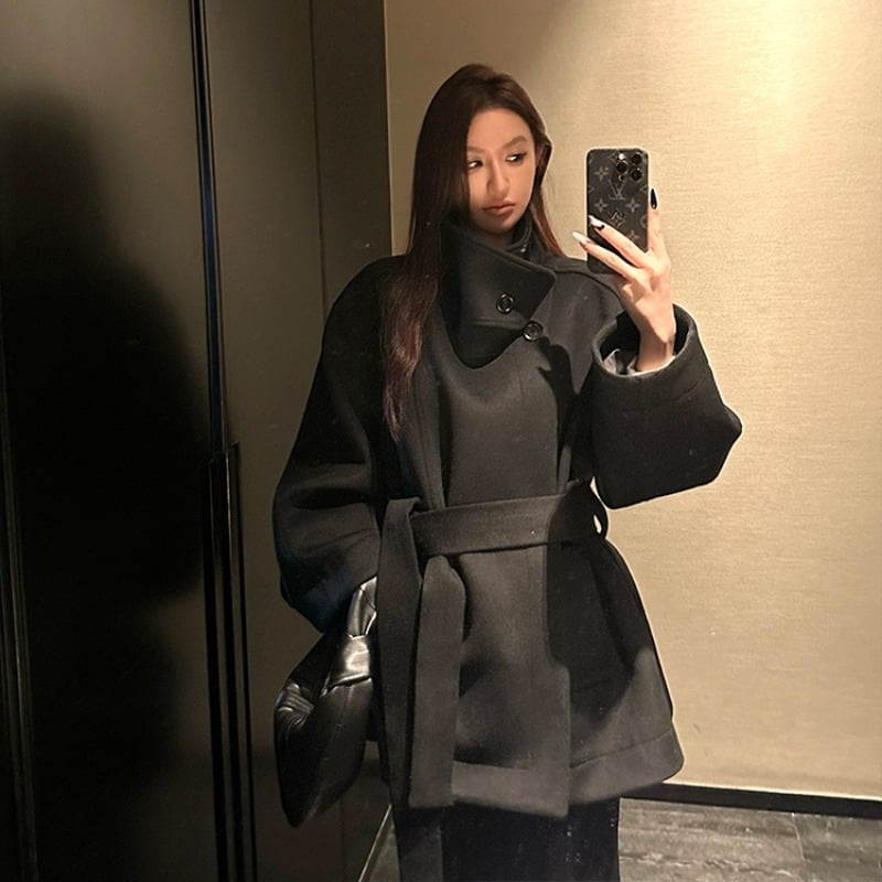 Női gyapjúkabát magas gallérral, lazán eső, hosszú ujjú, egysoros záródás, kétszínű bársonyos szövet