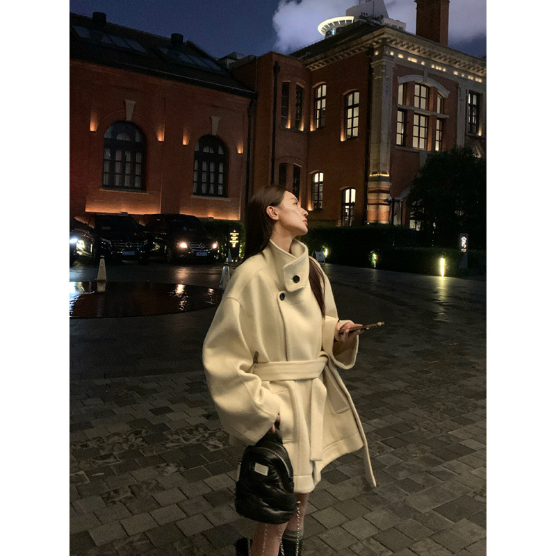 Női gyapjúkabát magas gallérral, lazán eső, hosszú ujjú, egysoros záródás, kétszínű bársonyos szövet