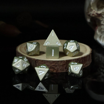 Cink ötvözetből készült dobókockák, hatszögűek, lekerekített sarkú, dobozban 100 darab, testreszabható