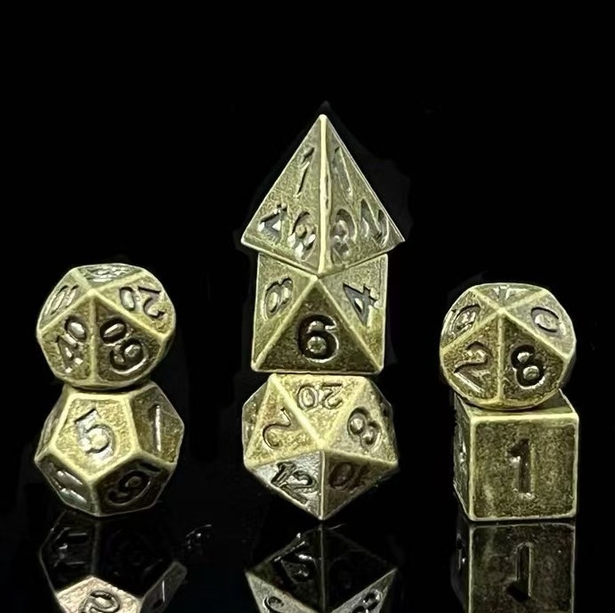 Cink ötvözetből készült dobókockák, hatszögűek, lekerekített sarkú, dobozban 100 darab, testreszabható