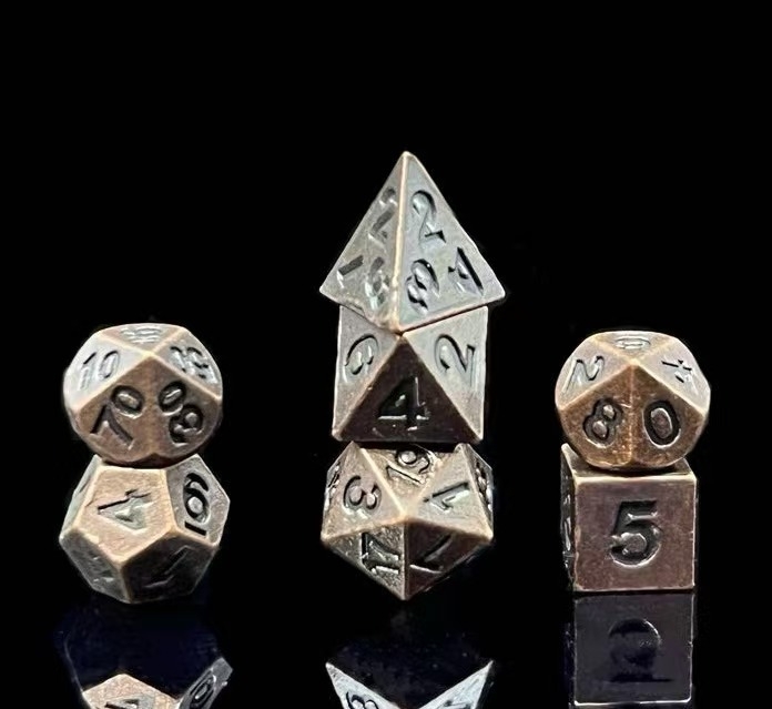 Cink ötvözetből készült dobókockák, hatszögűek, lekerekített sarkú, dobozban 100 darab, testreszabható