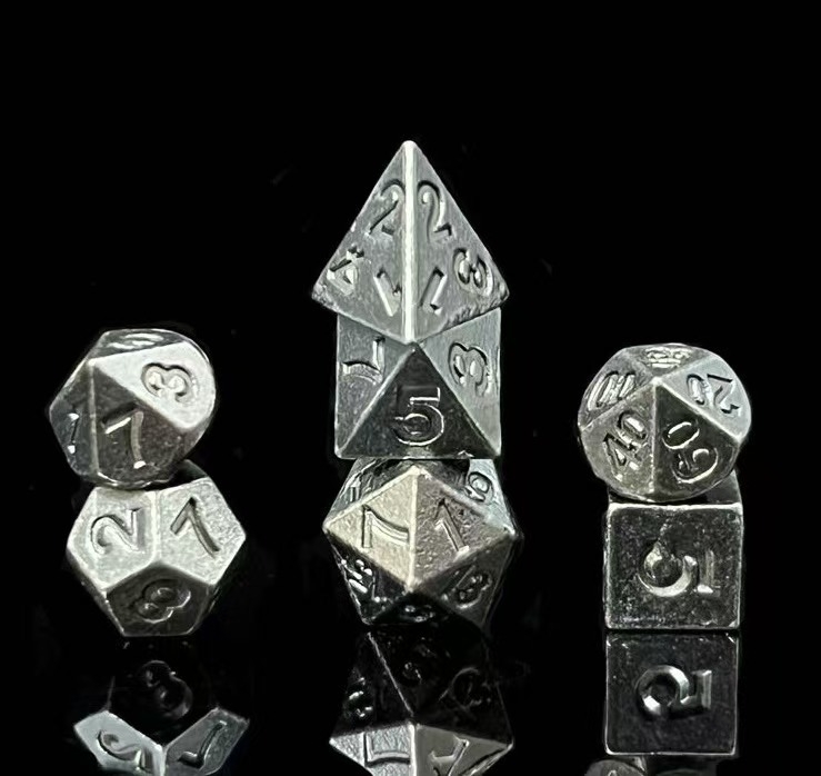 Cink ötvözetből készült dobókockák, hatszögűek, lekerekített sarkú, dobozban 100 darab, testreszabható