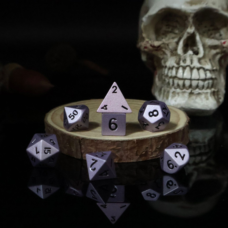 Cink ötvözetből készült dobókockák, hatszögűek, lekerekített sarkú, dobozban 100 darab, testreszabható