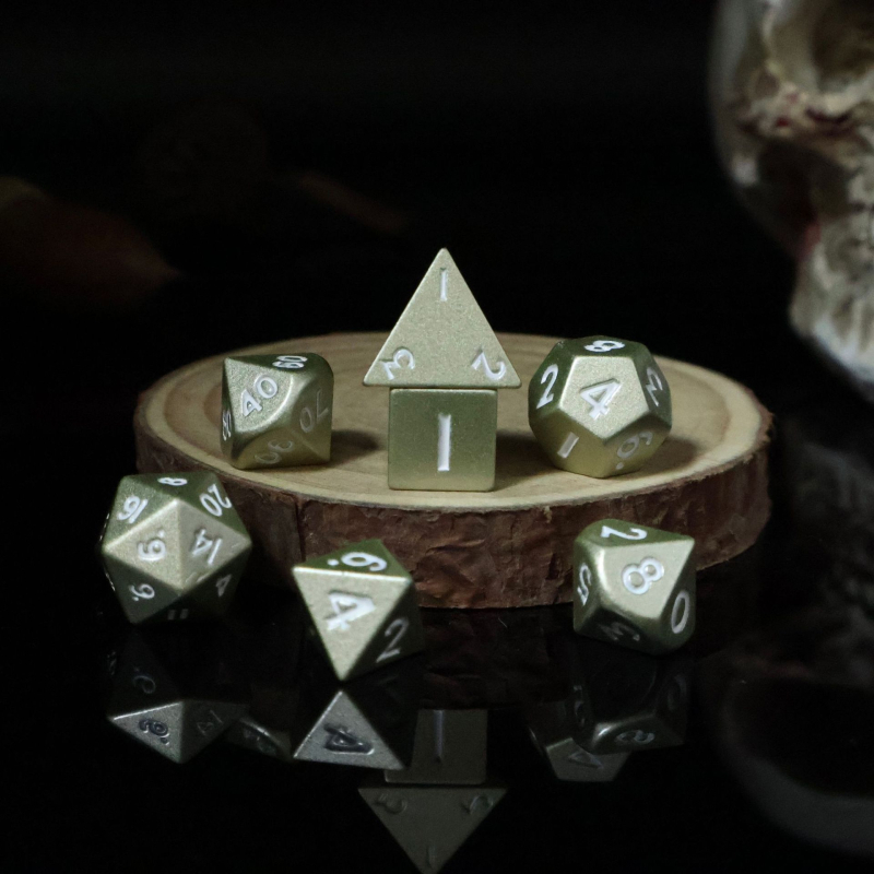 Cink ötvözetből készült dobókockák, hatszögűek, lekerekített sarkú, dobozban 100 darab, testreszabható