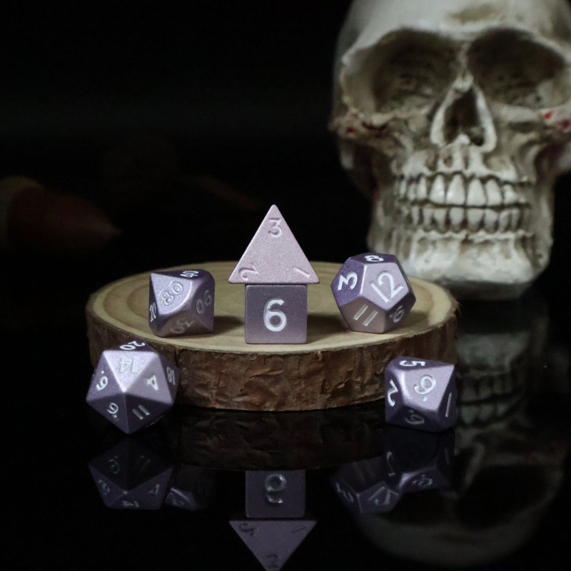 Cink ötvözetből készült dobókockák, hatszögűek, lekerekített sarkú, dobozban 100 darab, testreszabható