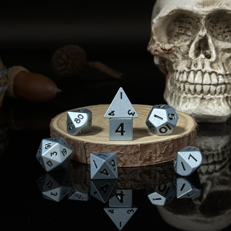 Cink ötvözetből készült dobókockák, hatszögűek, lekerekített sarkú, dobozban 100 darab, testreszabható